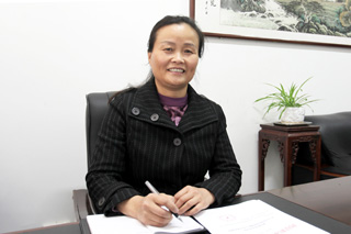 吴名英:党委委员、工会主席