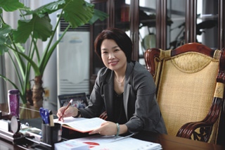 鹤壁职业技术学院党委书记:张艾青